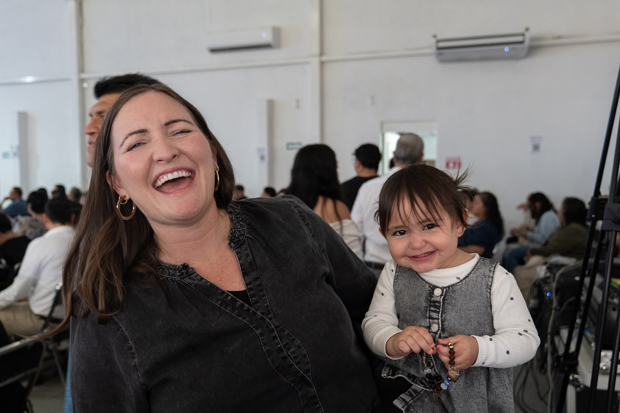 Mamá y bebé riendo